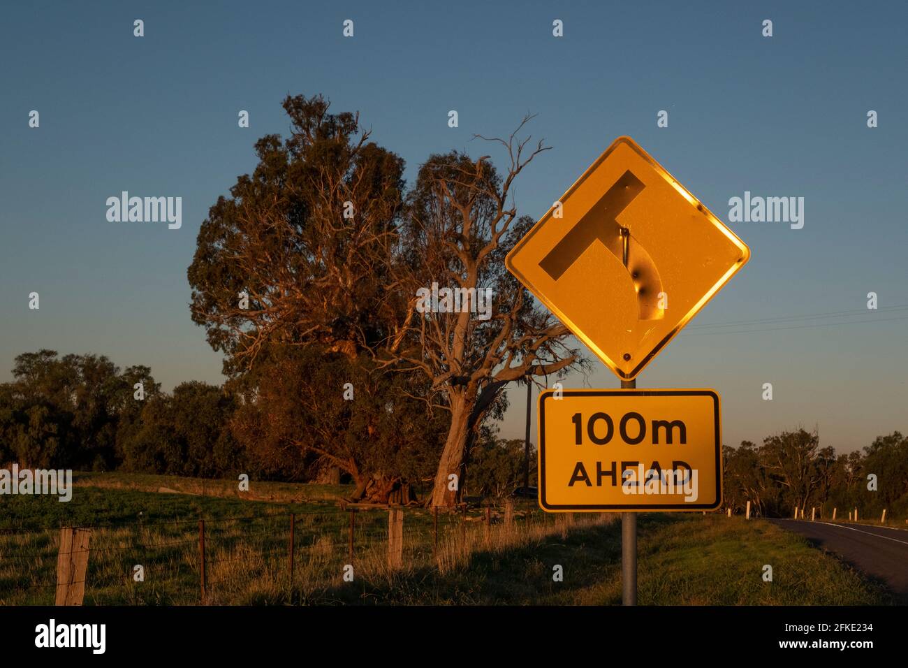 Un panneau DE jonction A sur une route de campagne dans le centre de Victoria, en Australie Banque D'Images