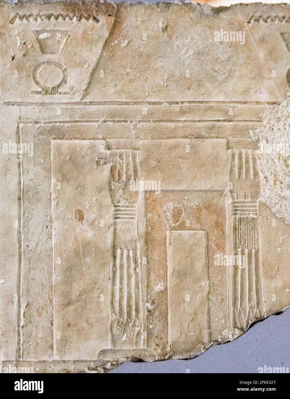 Le Caire, Musée égyptien, relief montrant une tombe pyramidale avec deux colonnes. Nouveau Royaume, de Saqqara. Banque D'Images