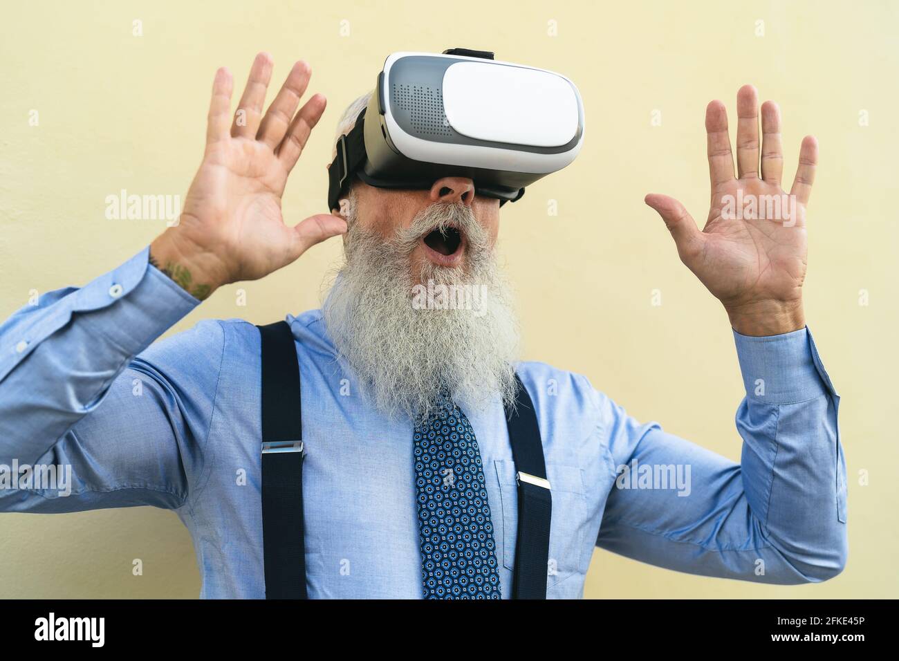 Homme de mode senior jouant avec des lunettes de réalité virtuelle extérieur - Un homme d'âge heureux s'amuser avec la technologie VR Googles innovante Banque D'Images