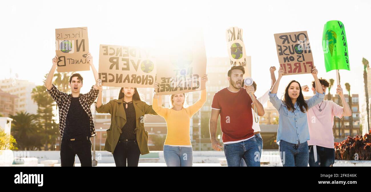 Groupe de manifestants protestant contre la pollution plastique et le changement climatique - des gens multiraciaux se battant sur la route avec des banderoles Banque D'Images