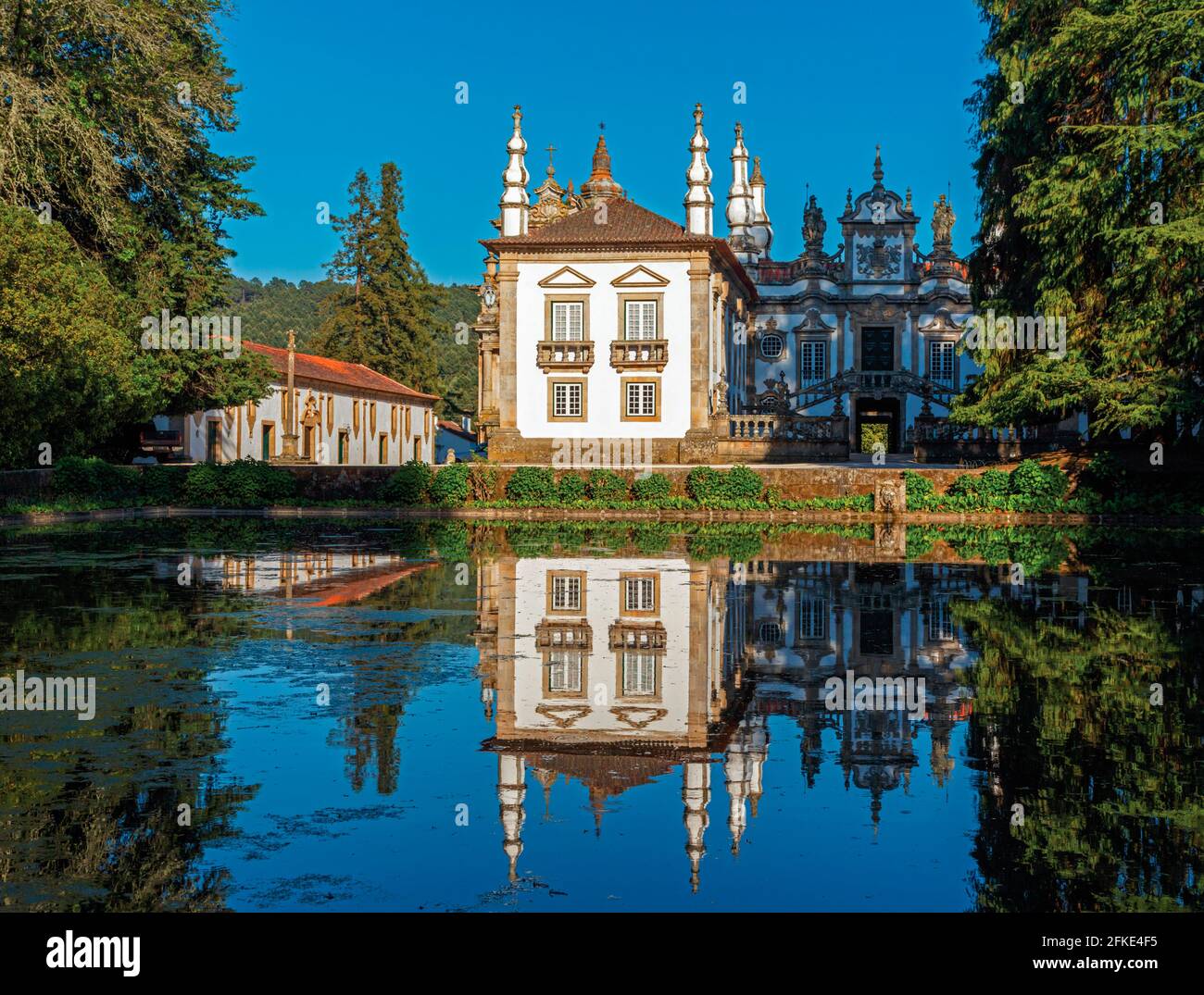 Mateus, près de Vila Real, district de Vila Real, Portugal. Casa de Mateus. Façade du manoir vue de l'autre côté de la piscine réfléchissante. Banque D'Images