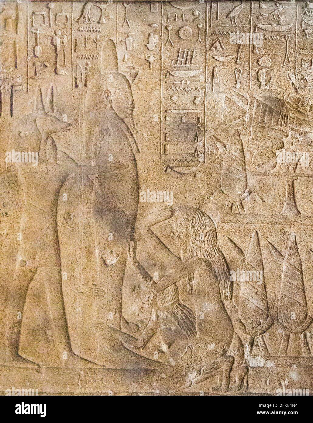 Le Caire, Musée Egyptien, soulagement de Ptahnefer : des coureuses avant la momie tenue par Anubis. Banque D'Images