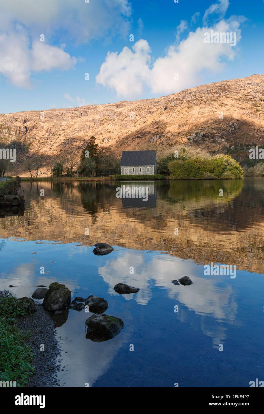 Gougane Barra, Comté de Cork, West Cork, République d'Irlande. Eire. Oratoire de Saint-Finbarr. L'oratoire à l'endroit pittoresque est la destination finale Banque D'Images