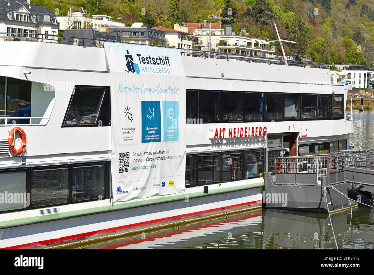 Heidelberg, Allemagne - avril 2021 : station de test du virus Corona appelée « Ttschiff » sur bateau offrant des tests rapides d'antigène gratuits sur le fleuve Neckar Banque D'Images
