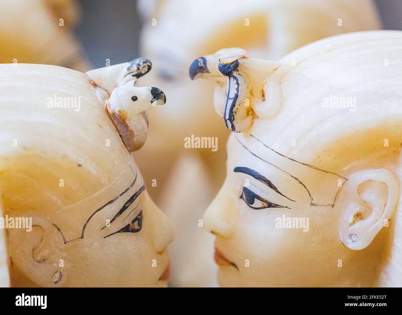 Egypte, Toutankhamon albâtre, boîte canopique : les 4 couvercles de pot à tête humaine portent les nèmes, avec serpent et vautours. Banque D'Images