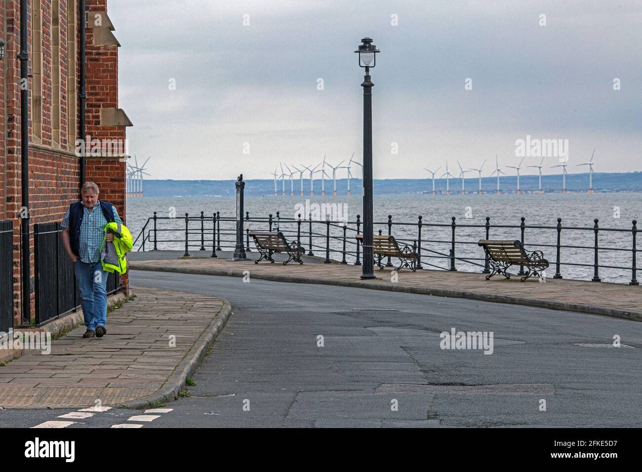 Hartlepool Headland avec Teesside Offshore Windfarm à distance. Angleterre, Royaume-Uni Banque D'Images