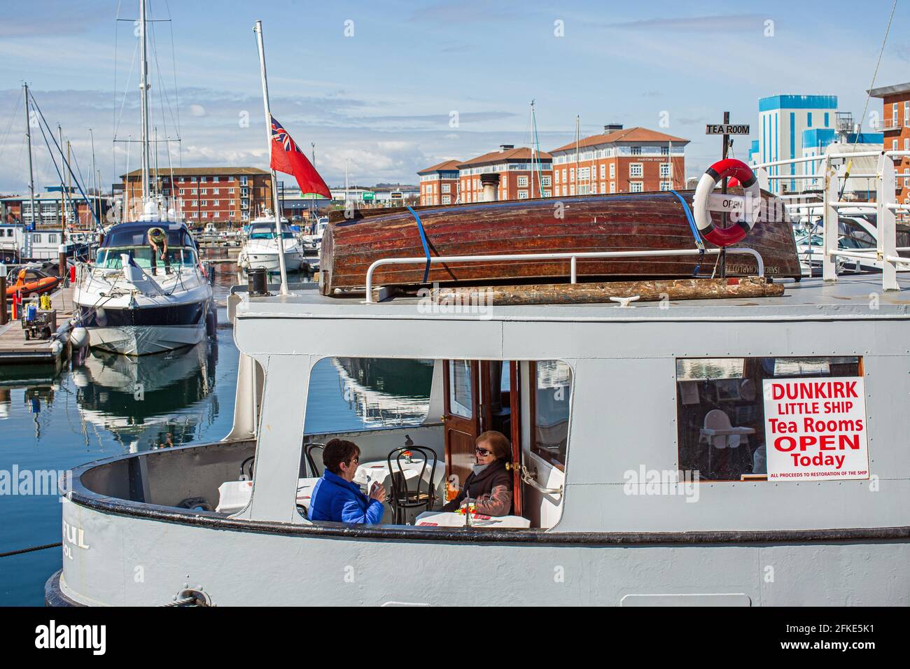 Deux femmes prenant le thé au petit bateau nouvellement restauré de Dunkirk qui a été transformé en café-restaurant à la marina de Hartlepool, Angleterre, Royaume-Uni. Banque D'Images