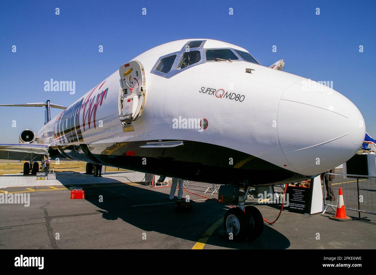 McDonnell Douglas Super Q MD 80 avion de ligne au Farnborough International Airshow 2006. MD-82, équipé de silencieux moteur Super 27 Aero Banque D'Images