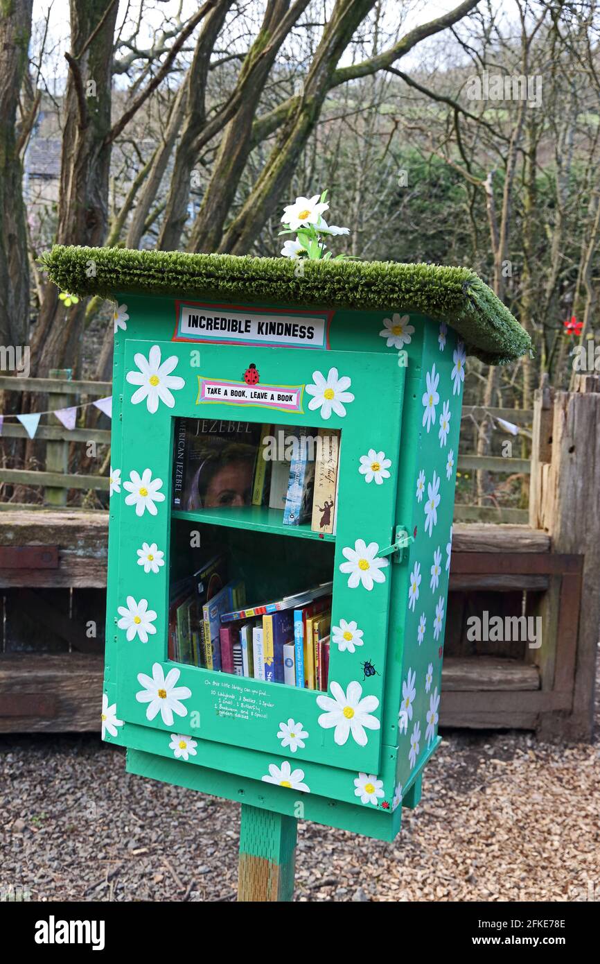 Petite bibliothèque de livres à l'aire de jeux pour enfants Banque D'Images