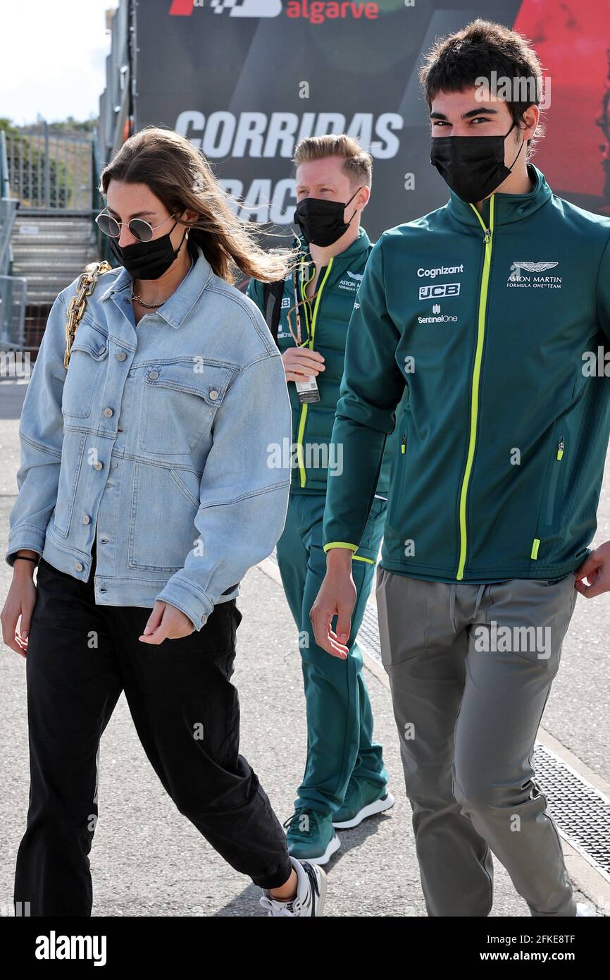 Portimao, Portugal. 1er mai 2021. Lance Rill (CDN) Aston Martin F1 Team avec sa petite amie Sara Pagliaroli. 01.05.2021. Championnat du monde de Formule 1, Rd 3, Grand Prix portugais, Portimao, Portugal, Jour de qualification. Le crédit photo doit être lu : images XPB/Press Association. Crédit : XPB Images Ltd/Alamy Live News Banque D'Images