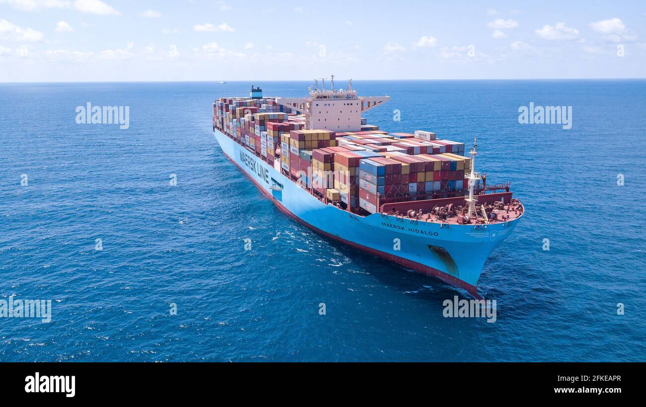Conteneur de grande taille ou ULCV entièrement chargé avec conteneur de transport. Banque D'Images
