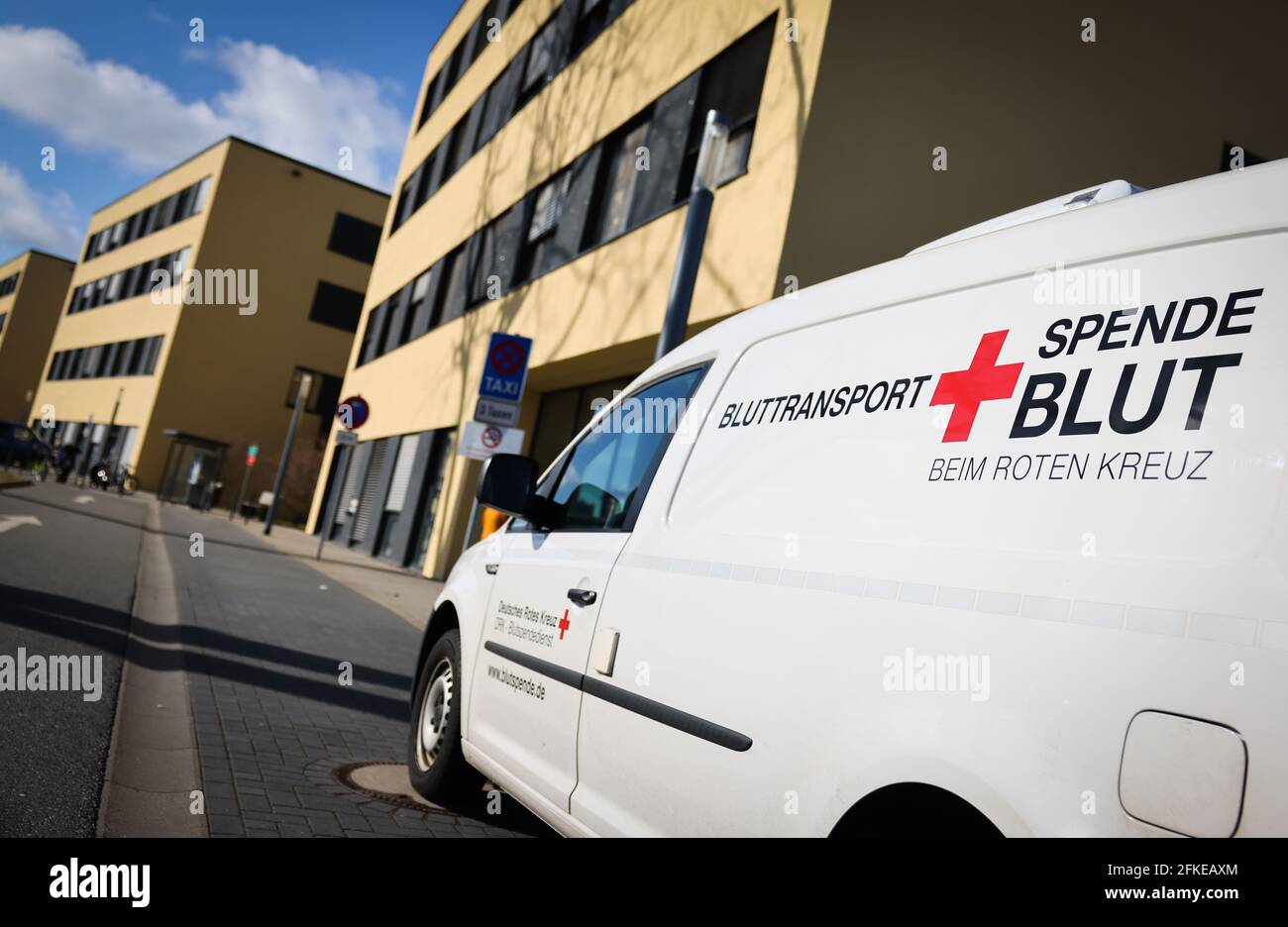 Schleswig, Allemagne. 14 avril 2021. Un véhicule de transport de sang de la Croix-Rouge se trouve devant l'entrée principale de la clinique Helios Schleswig. Credit: Christian Charisius/dpa/Alay Live News Banque D'Images