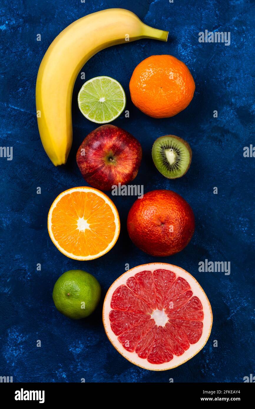 Ingrédients pour la sélection d'aliments sains.mélange de différents fruits pamplemousse, kiwi, mandarine, pomme, lime, orange sicilienne, orange et banane Banque D'Images