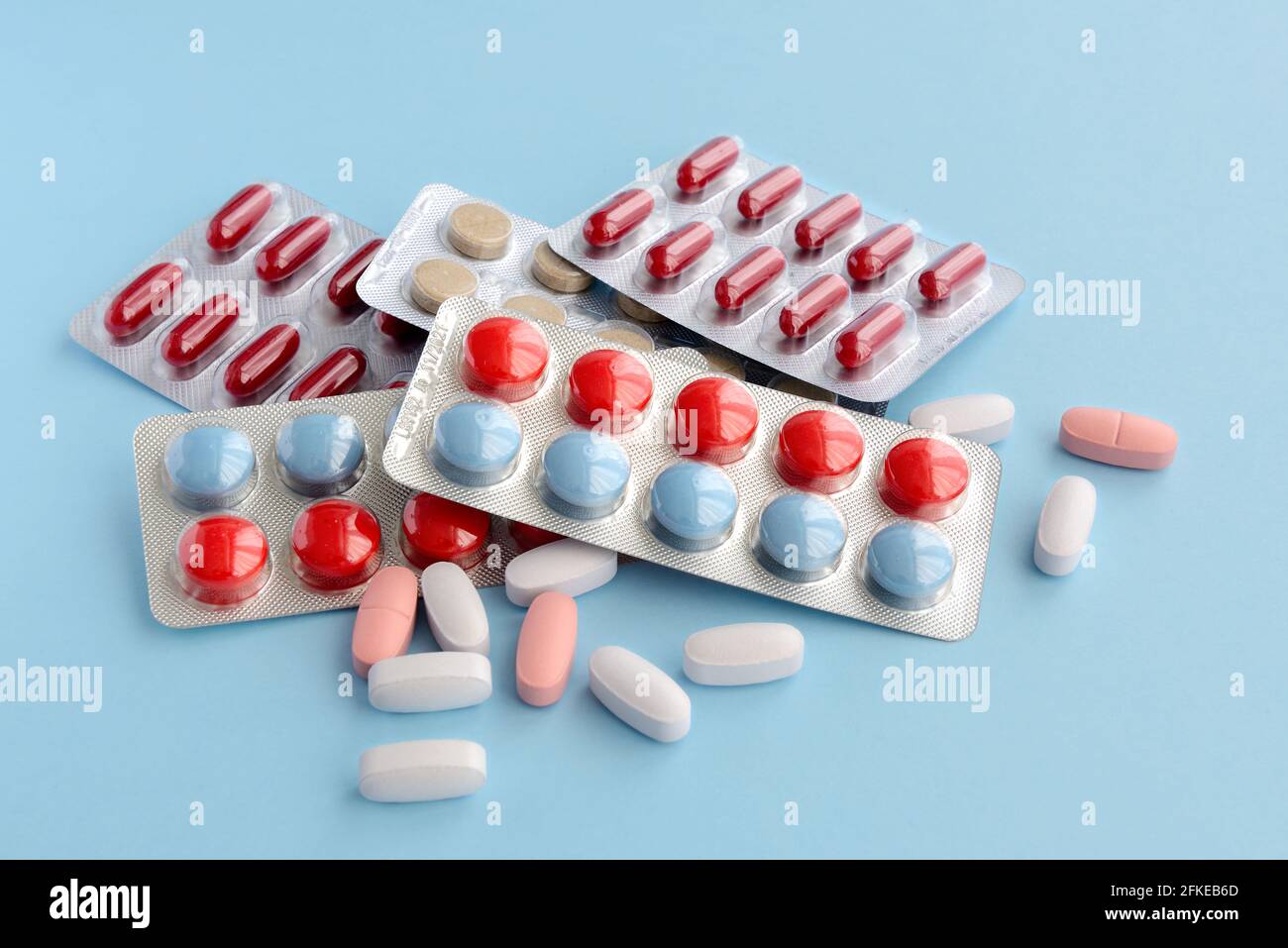 Assortiment de médecine pharmaceutique comprimés, comprimés et gélules sur fond bleu Banque D'Images