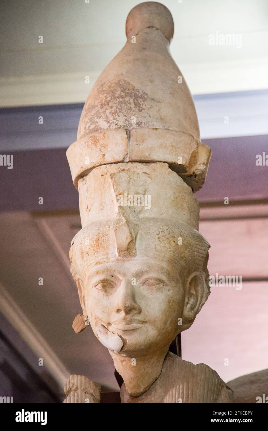 Le Caire, Musée égyptien, détail de la dyade monumentale reconstruite d'Amon et de Mut. Période Horemheb, calcaire. MUT porte une headaddress vulve. Banque D'Images
