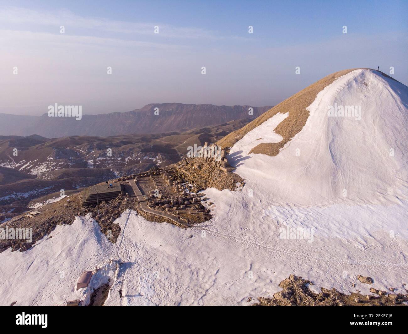 Photographie aérienne au lever du soleil de Drone sur le mont Nemrud : statues anciennes de dieu d'Antiochia où les têtes sont tombées de leurs corps à la montagne Nemrut, Adiyaman Banque D'Images