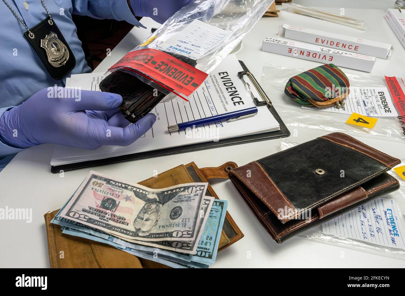 Un agent de police spécialisé prend le portefeuille avec l'argent d'un sac de preuve de meurtre, image conceptuelle Banque D'Images