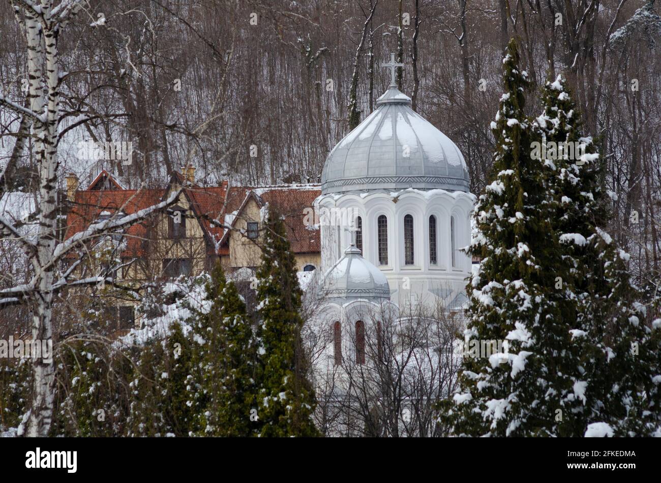 Neige de printemps dans le Centre historique de Brasov Roumanie. L'église orthodoxe est la Biserica Buna Vestyre - photo: Geopix Banque D'Images