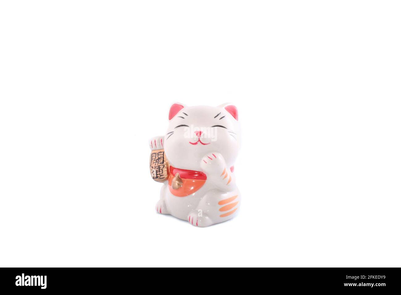 jouet de chat japonais isolé sur fond blanc Banque D'Images