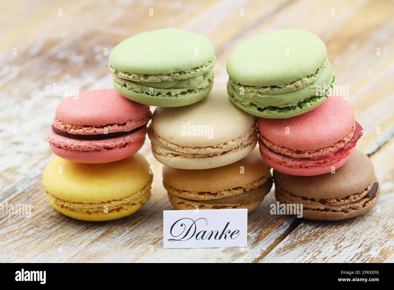 Danke (merci en allemand) carte avec pile de macarons colorés Banque D'Images