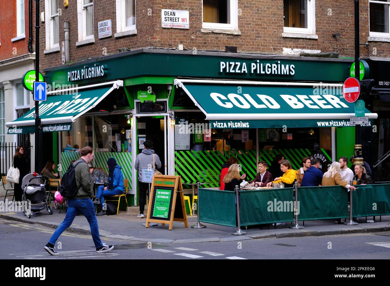 West End bars et restaurants s'ouvrant aux clients, et les dîneurs, après une pandémie, les restrictions sont lentement levées, Londres, Royaume-Uni Banque D'Images