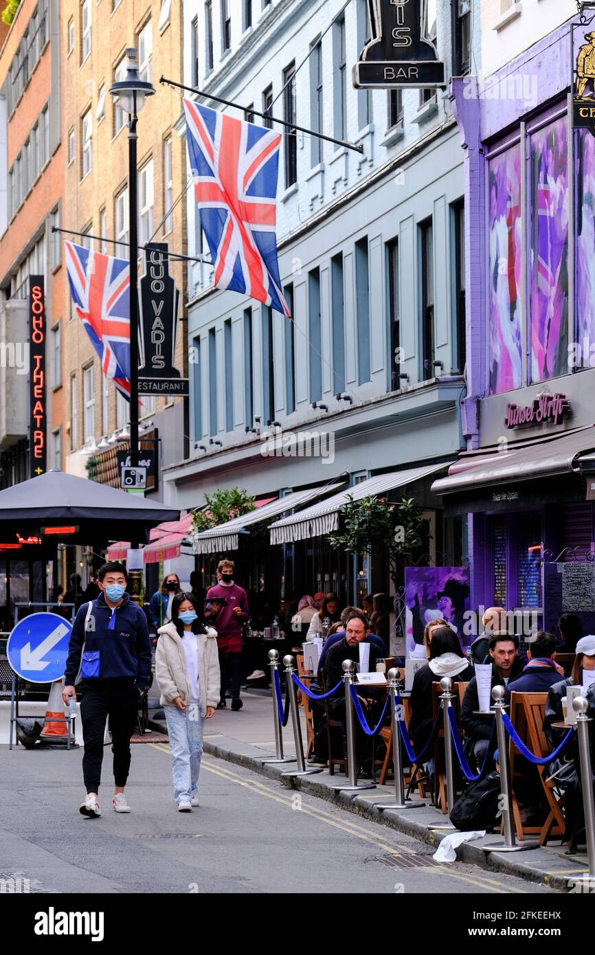 West End bars et restaurants s'ouvrant aux clients, et les dîneurs, après une pandémie, les restrictions sont lentement levées, Londres, Royaume-Uni Banque D'Images