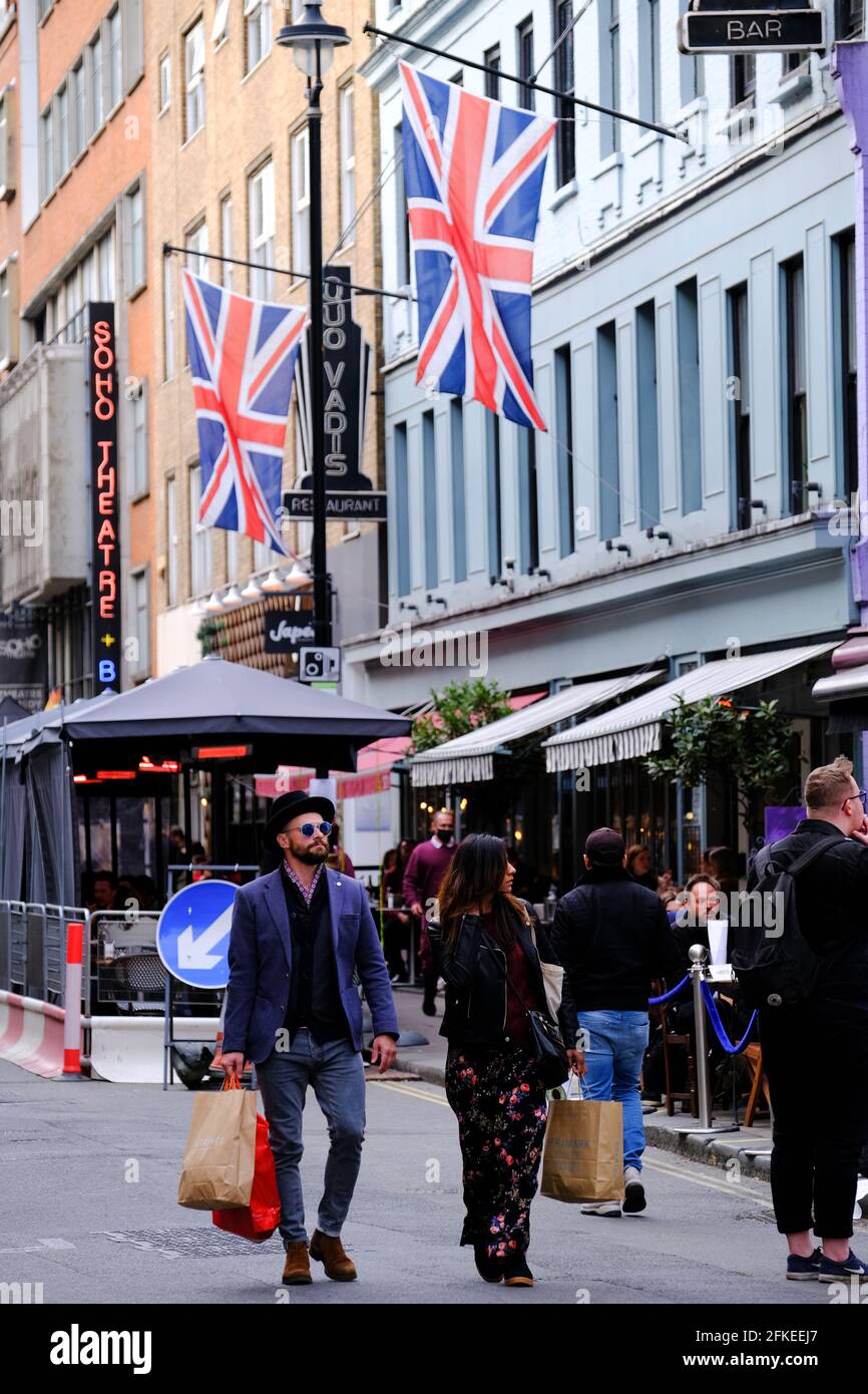 West End bars et restaurants s'ouvrant aux clients, et les dîneurs, après une pandémie, les restrictions sont lentement levées, Londres, Royaume-Uni Banque D'Images