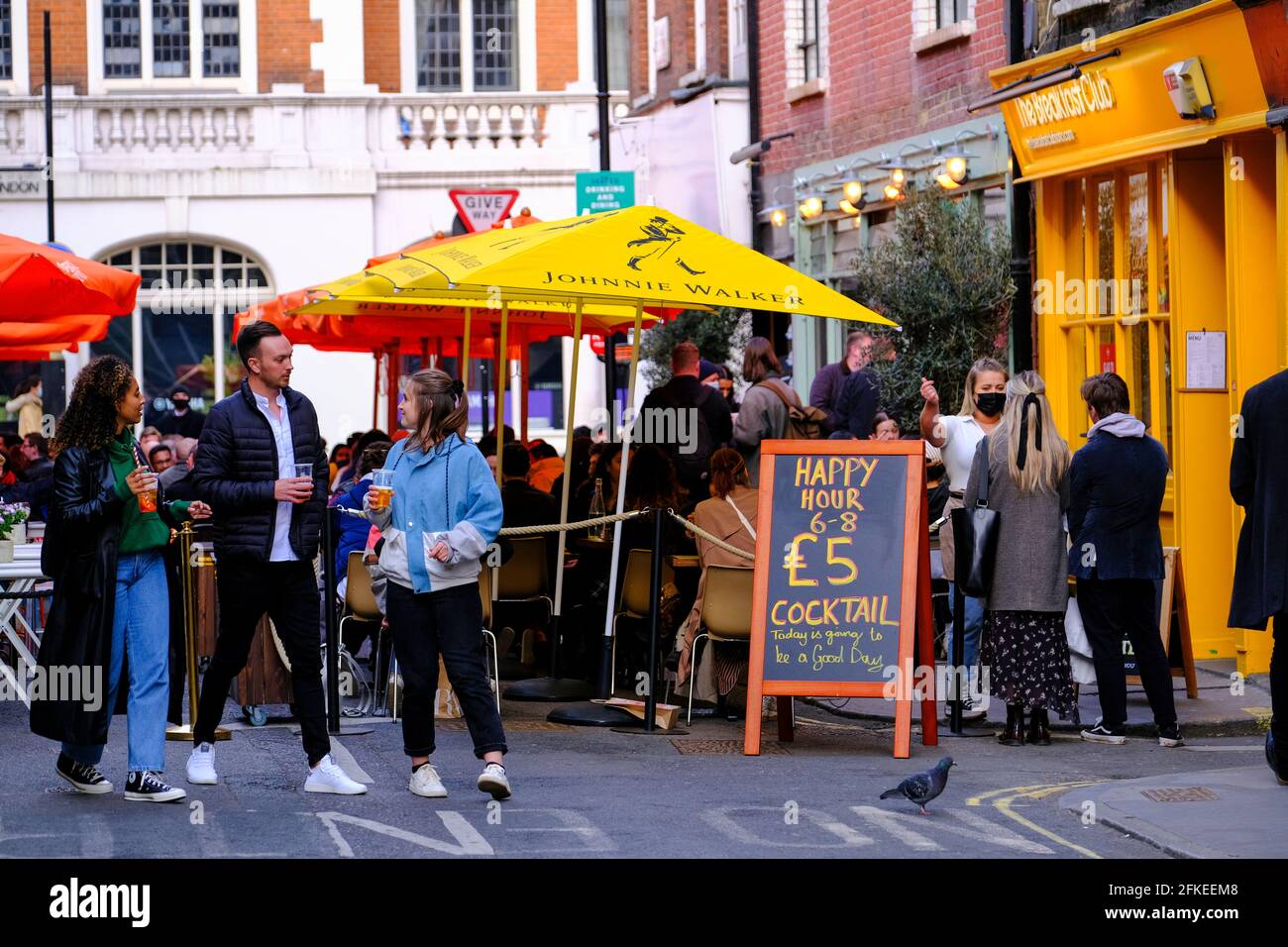 West End bars et restaurants s'ouvrant aux clients, et les dîneurs, après une pandémie, les restrictions sont lentement levées, Londres, Royaume-Uni Banque D'Images
