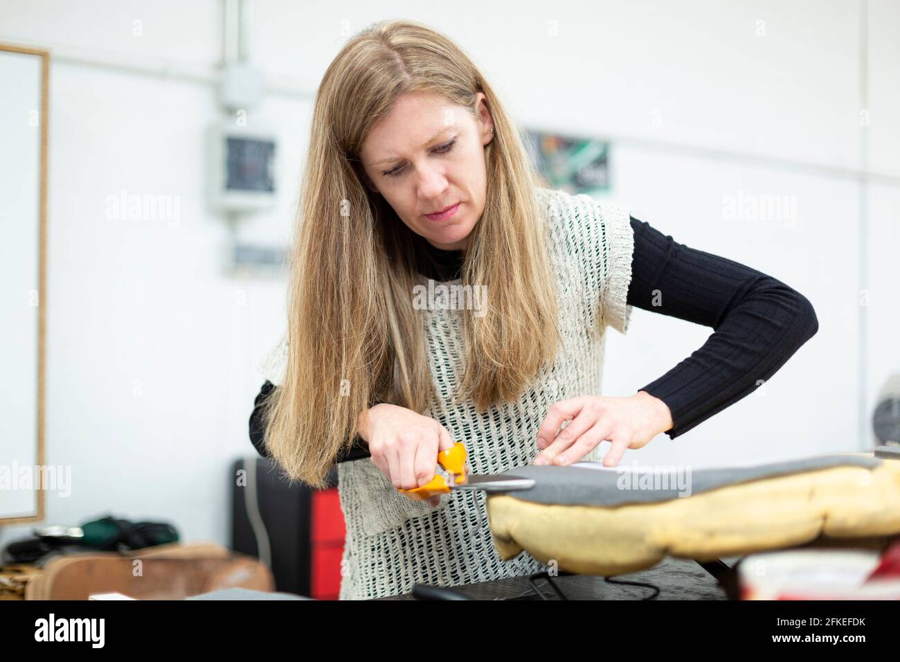 Femme préparant un siège pour la sellerie. Concept de bricolage, artisanat et décoration. Banque D'Images
