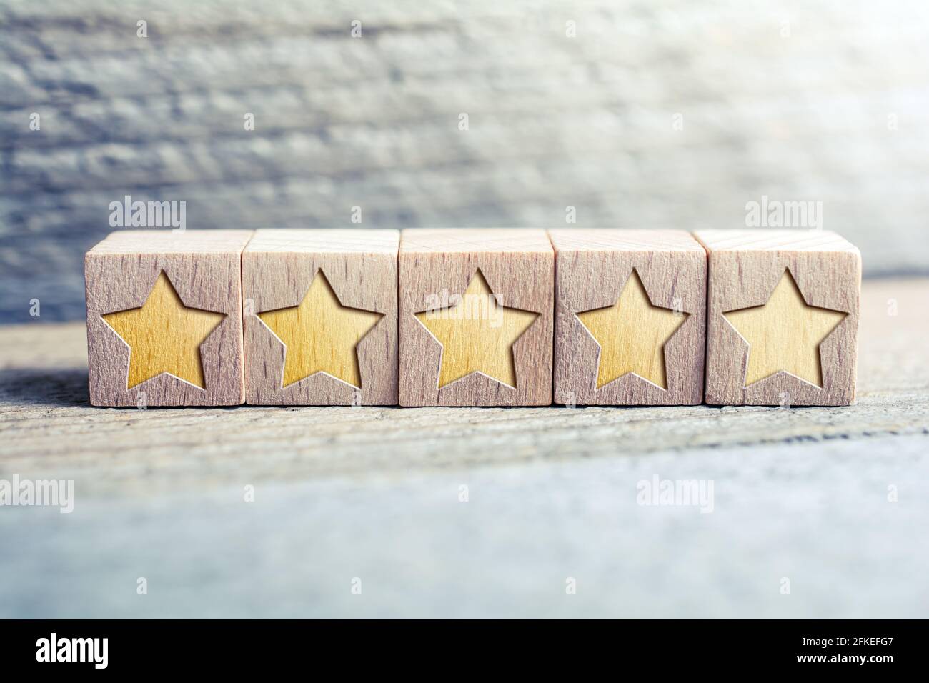 Classement 5 étoiles formé de blocs de bois sur UN conseil - concept de qualité Banque D'Images