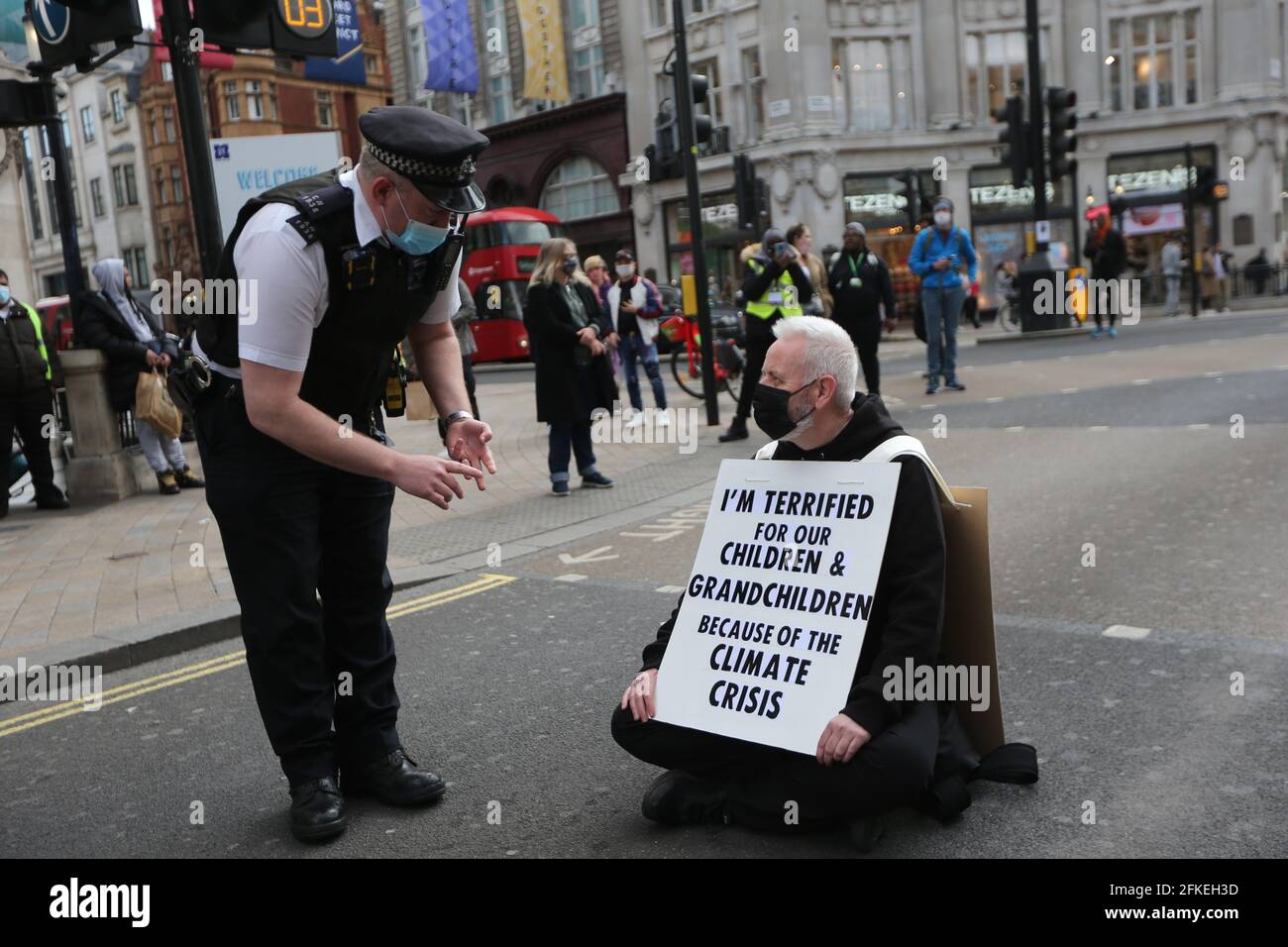 Londres, Angleterre, Royaume-Uni. 1er mai 2021. Un activiste de la rébellion d'extinction bloque la route à Oxford Circus. Le manifestant porte un signe qui dit : « Je suis terrifié pour mes enfants et mes petits-enfants à cause de la crise climatique. Credit: Tayfun Salci/ZUMA Wire/Alay Live News Banque D'Images