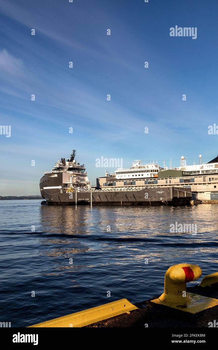 Navire offshore polyvalent d'approvisionnement de terrain Olympic Energy au quai Skoltegrunnskaien, dans le port de Bergen, en Norvège. Banque D'Images