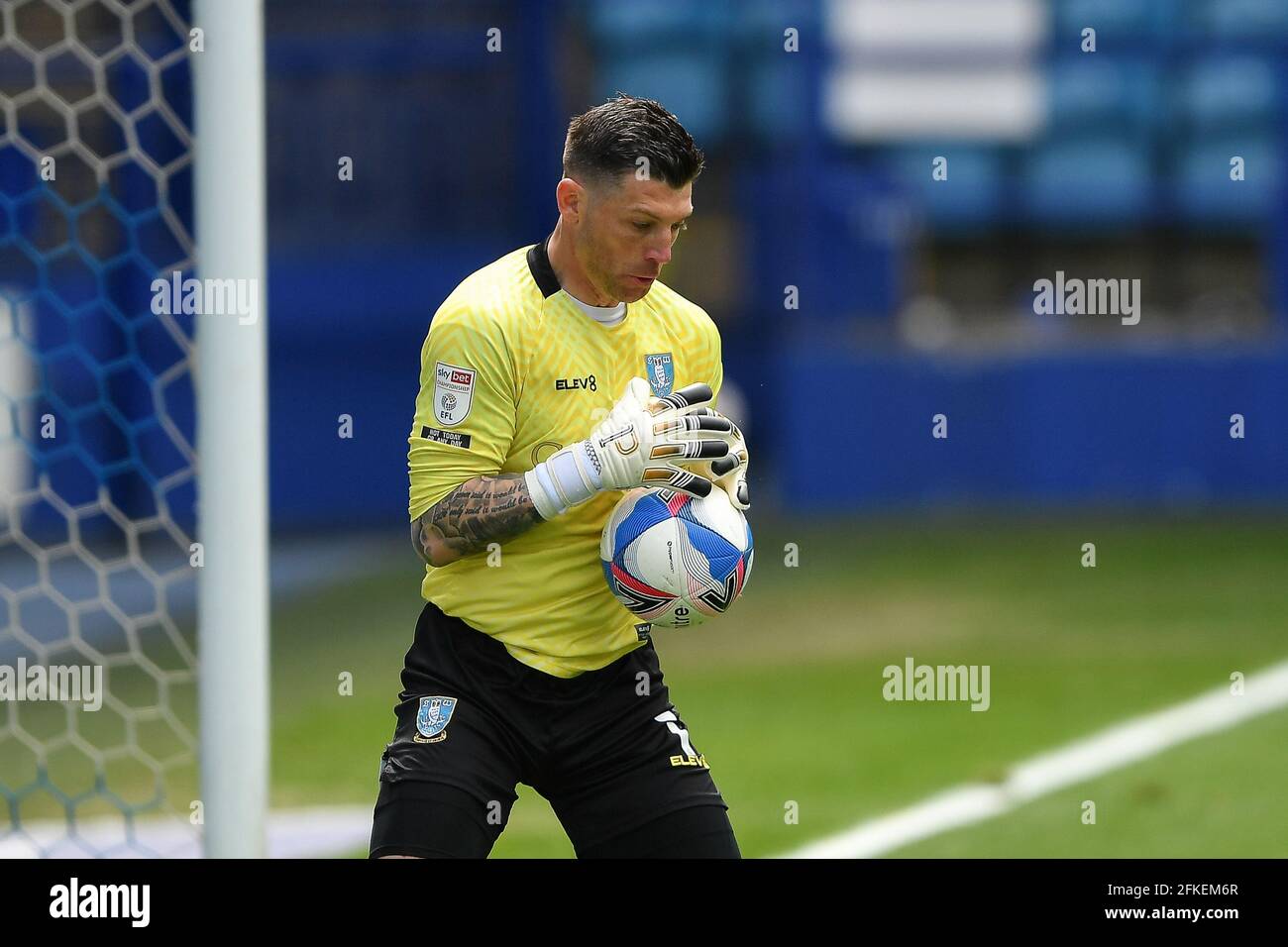 SHEFFIELD, ROYAUME-UNI. 1ER MAI Keiran Westwood de Sheffield mercredi fume le ballon pendant le match du championnat Sky Bet entre Sheffield mercredi et Nottingham Forest à Hillsborough, Sheffield, le samedi 1er mai 2021. (Credit: Jon Hobley | MI News) Credit: MI News & Sport /Alay Live News Banque D'Images