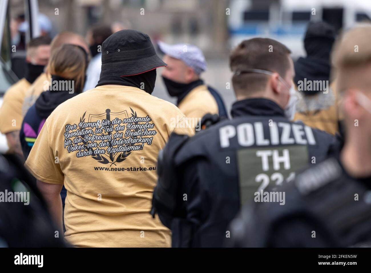 Erfurt, Allemagne. 1er mai 2021. Des manifestants du groupe d'extrême droite « New Strength Erfurt » se tiennent lors d'un rallye sur la Domplatz d'Erfurt. Credit: Michael Reichel/dpa/Alay Live News Banque D'Images