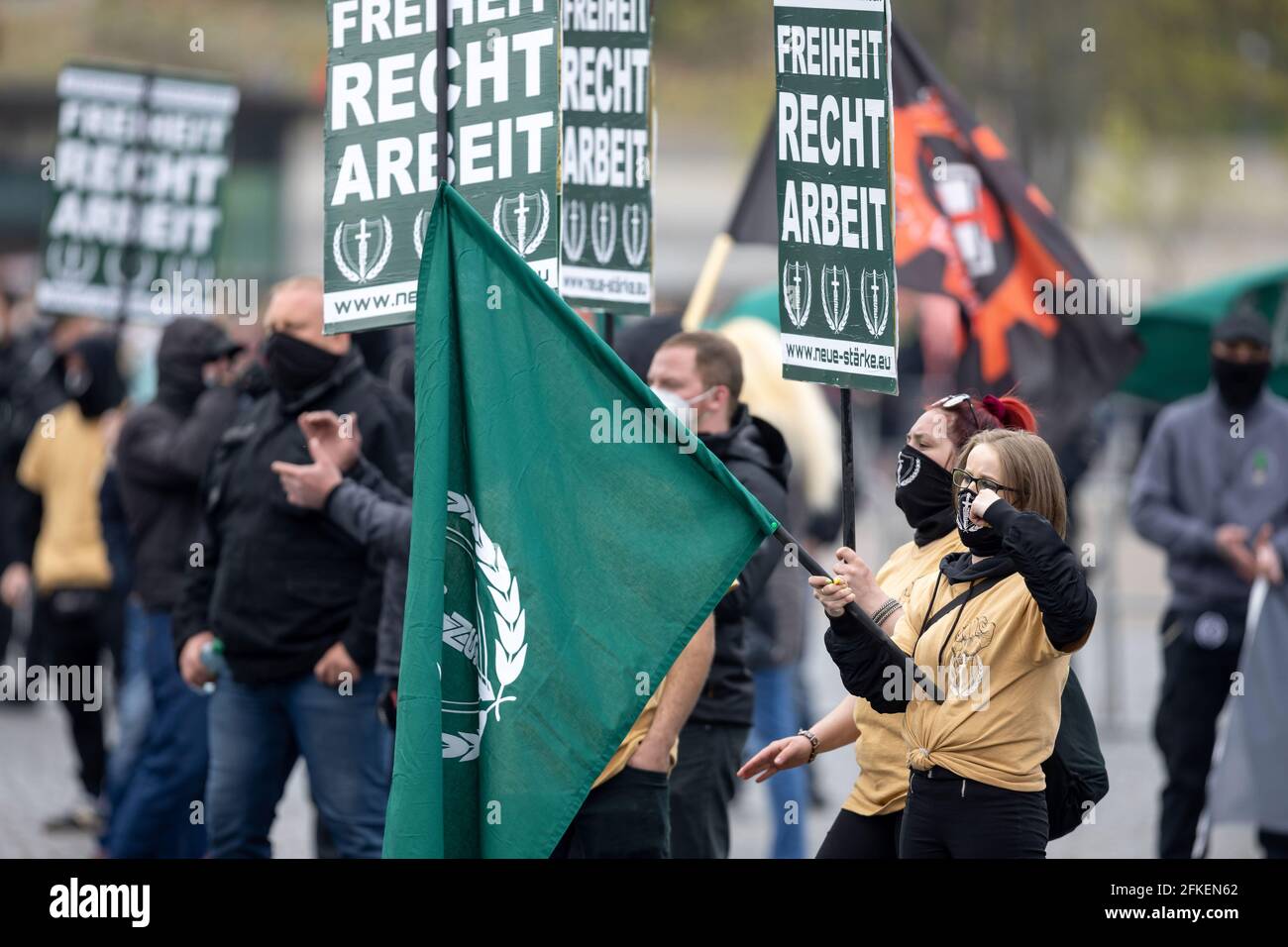 Erfurt, Allemagne. 1er mai 2021. Les manifestants du groupe d'extrême droite « New Strength Erfurt » se tiennent avec des banderoles lors d'un rallye sur la Domplatz d'Erfurt. Credit: Michael Reichel/dpa/Alay Live News Banque D'Images