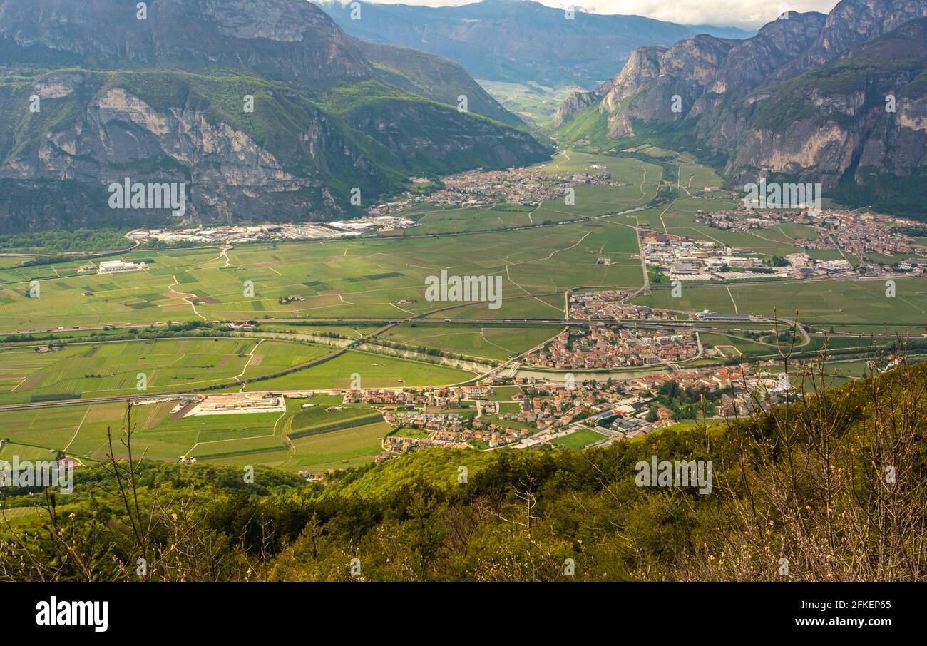 Paysage de la vallée de Rotaliana depuis le mont Corona dans le Trentin-Haut-Adige, dans le nord de l'Italie, en Europe. Le mont Corona est une montagne de 1,035 mètres de haut dans le Val di Banque D'Images