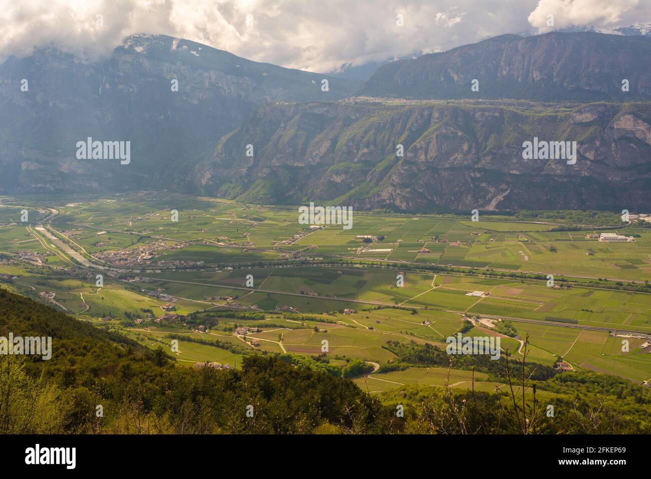 Paysage de la vallée de Rotaliana depuis le mont Corona dans le Trentin-Haut-Adige, dans le nord de l'Italie, en Europe. Le mont Corona est une montagne de 1,035 mètres de haut dans le Val di Banque D'Images