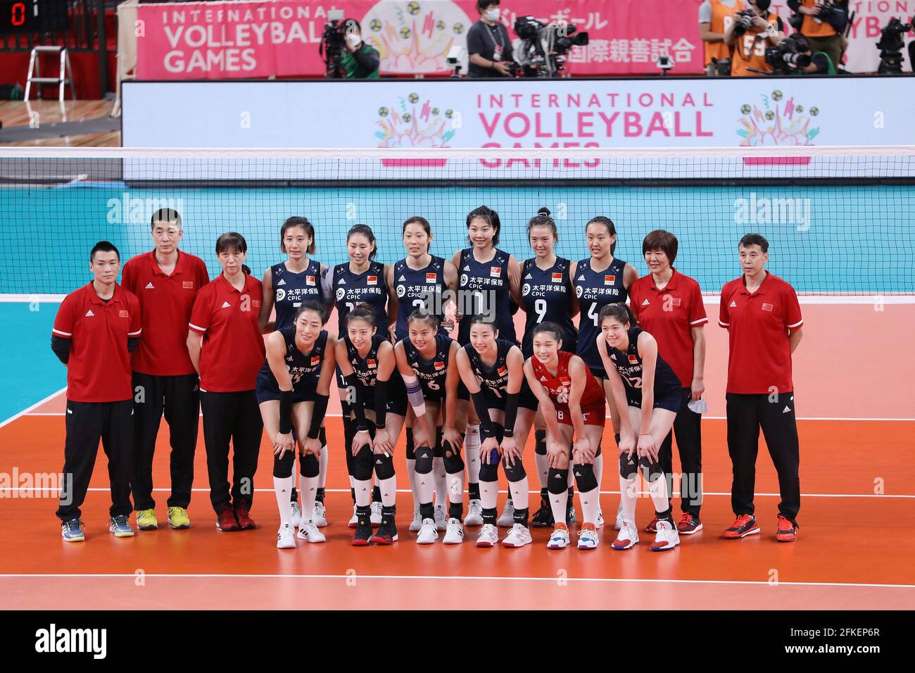 Tokyo, Japon. 1er mai 2021. Les membres de l'équipe de Chine posent pour des photos de groupe avant un match de volleyball féminin Tokyo Challenge 2021 entre le Japon et la Chine à Tokyo, Japon, le 1er mai 2021. Credit: Du Xiaoyi/Xinhua/Alay Live News Banque D'Images