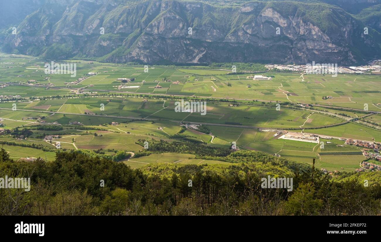 Paysage de la vallée de Rotaliana depuis le mont Corona dans le Trentin-Haut-Adige, dans le nord de l'Italie, en Europe. Le mont Corona est une montagne de 1,035 mètres de haut dans le Val di Banque D'Images