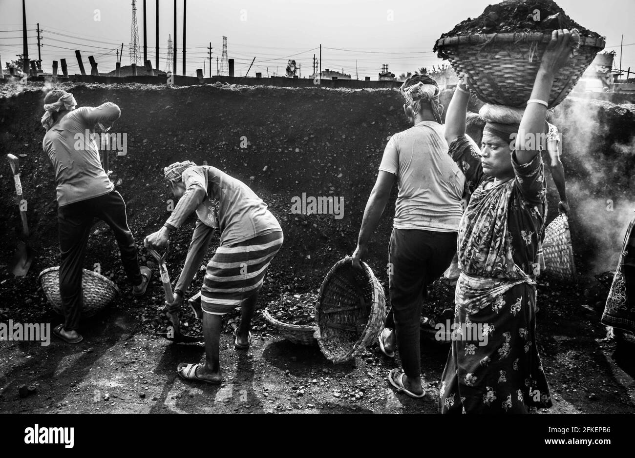 Les gens travaillent dur dans l'usine de charbon J'ai capturé cette image sur 04-12-2020 d'Amen Bazar, Dhaka, Bangladesh, Asie Banque D'Images