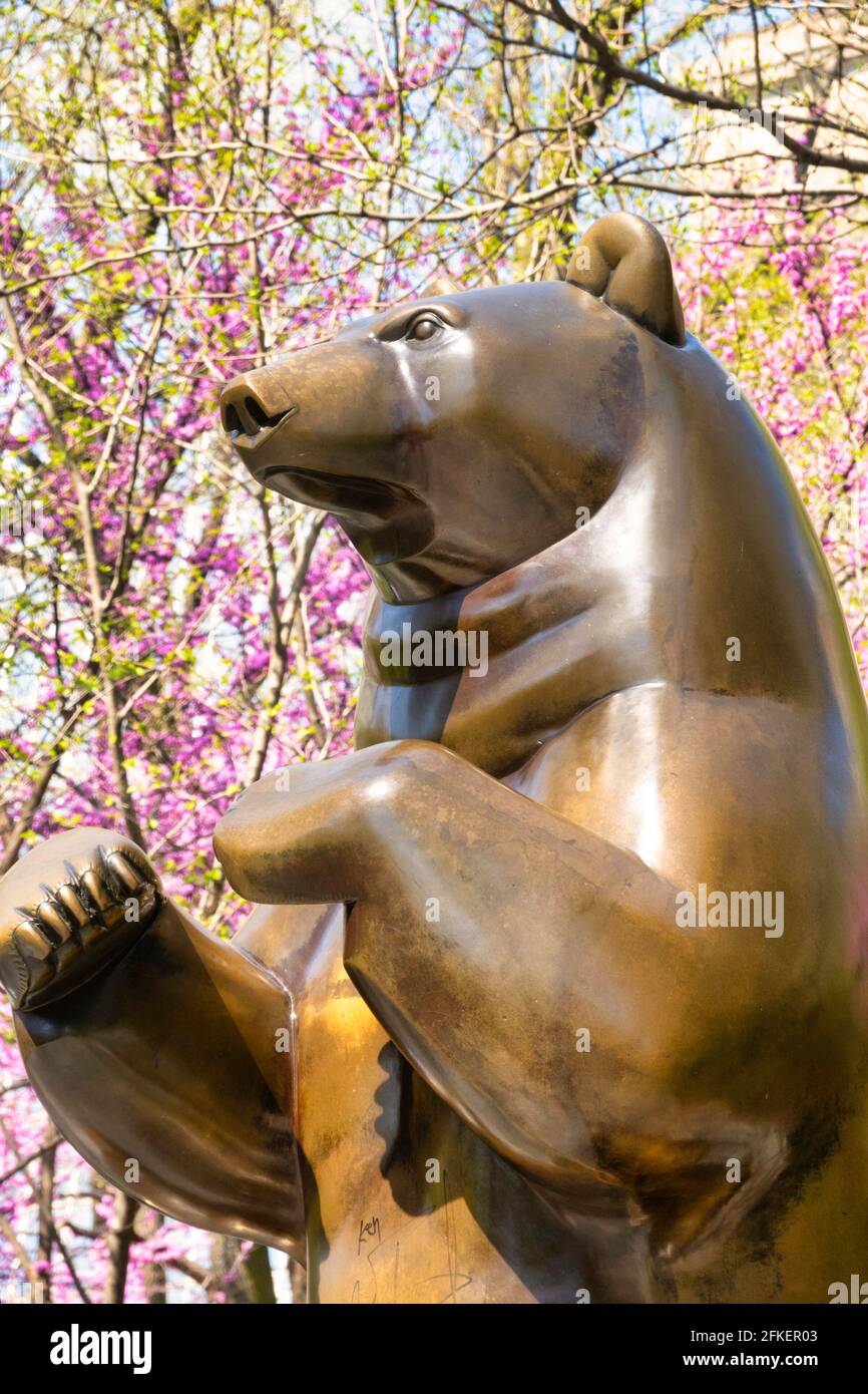 La statue du groupe d'ours est magnifique à Springtime, Central Park, New York Banque D'Images