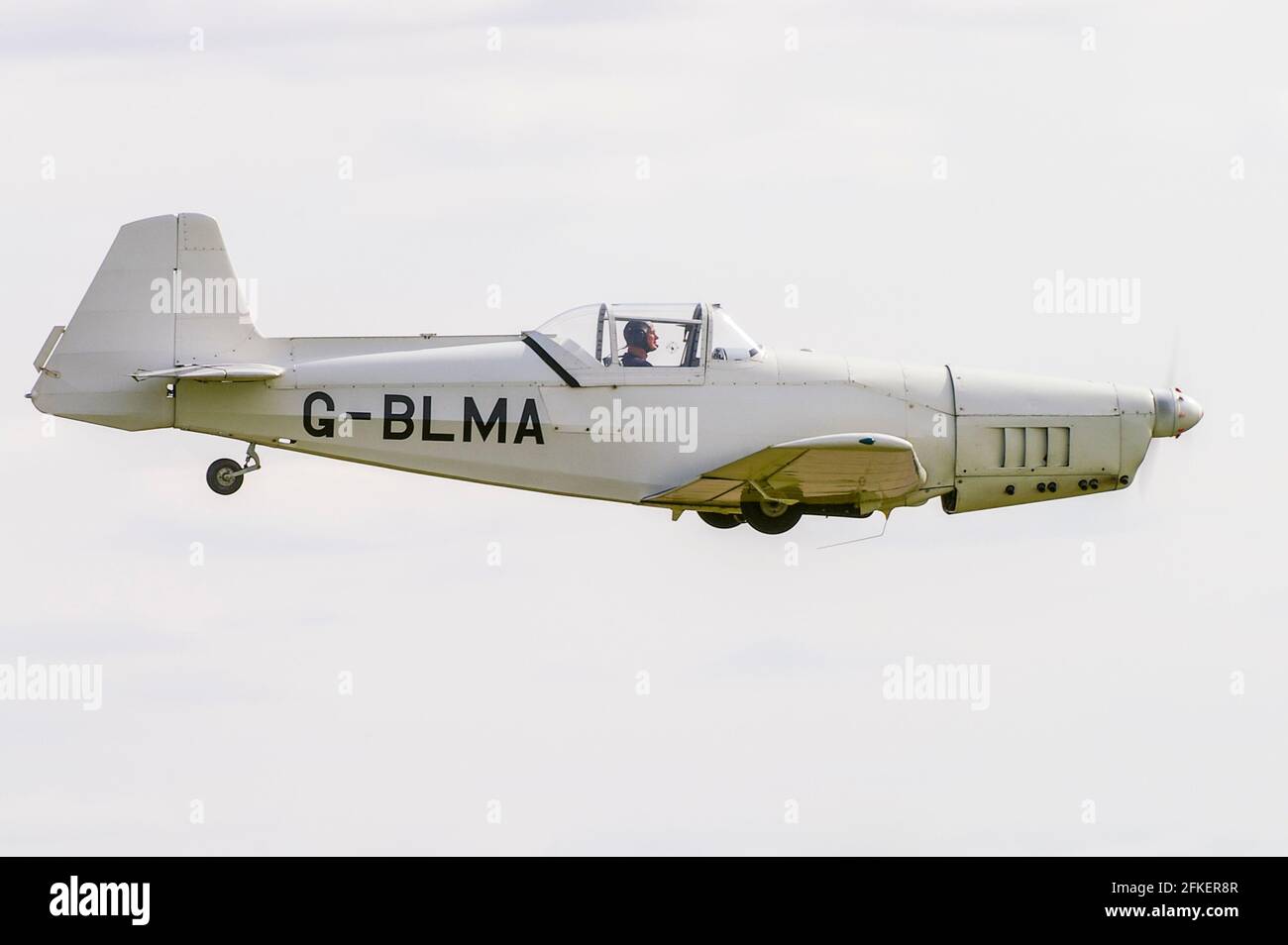 1967 Zlin Z-526 Trener Master avion acrobatique G-BLMA volant à un spectacle aérien. Avion Zlin Z526 Banque D'Images
