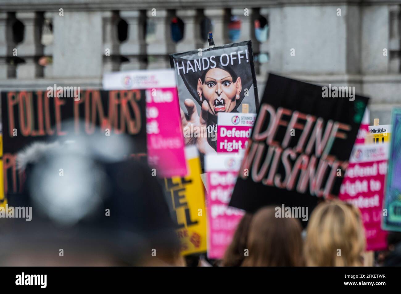 Londres, Royaume-Uni. 1er mai 2021. Tuez le projet de loi protestez par des personnes en colère contre une nouvelle loi appelée la police, le crime, la peine et les tribunaux, qui donnerait à la police plus de pouvoirs pour imposer des restrictions aux manifestations. La manifestation a été soutenue par plusieurs groupes dont Sœurs non coupées, rébellion d'extinction et Black Lives Matter. Crédit : Guy Bell/Alay Live News Banque D'Images