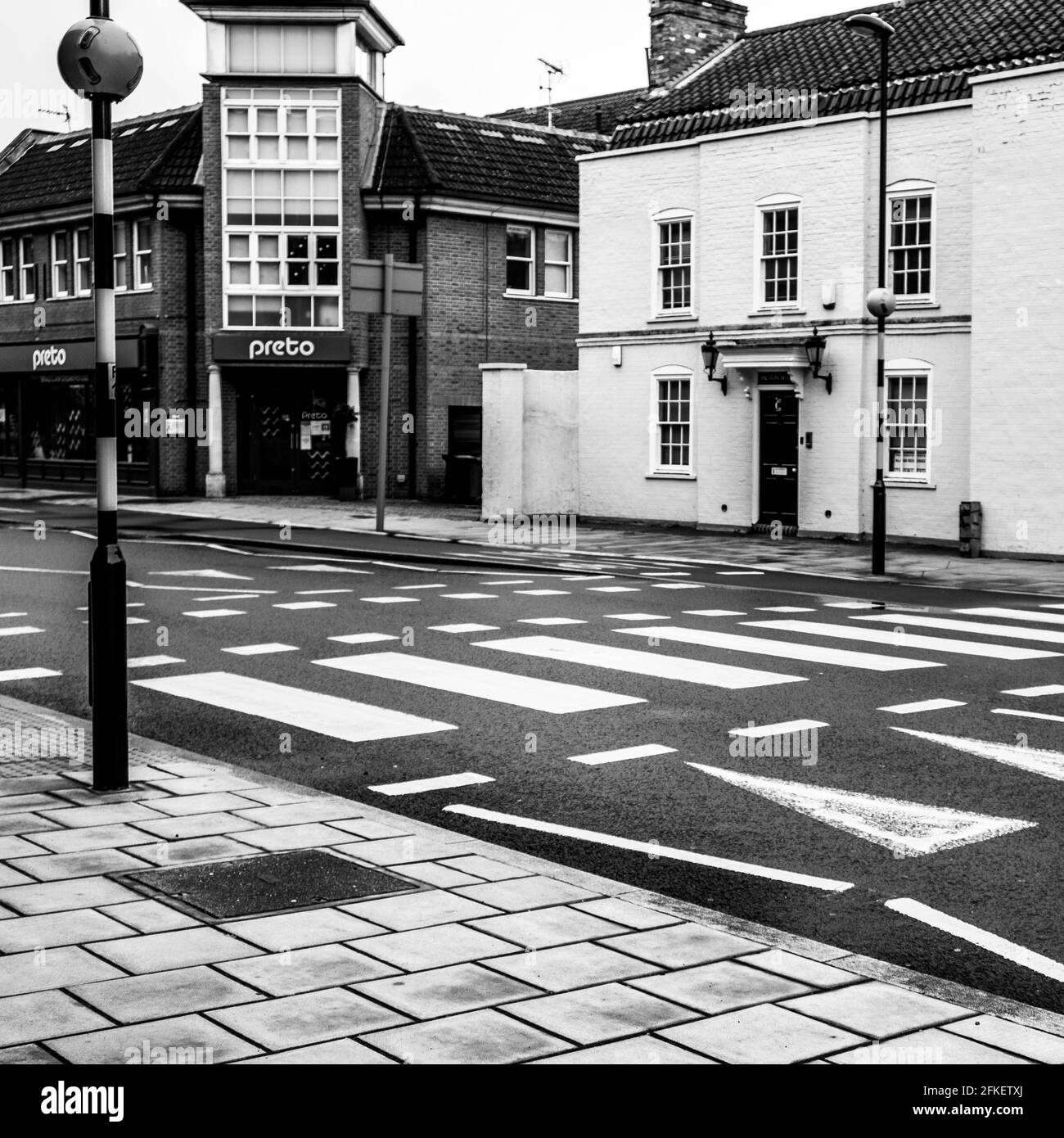 Kingston upon Thames, Londres, Royaume-Uni, avril 2021, piéton ou Zebra Road Crossing with No People Banque D'Images