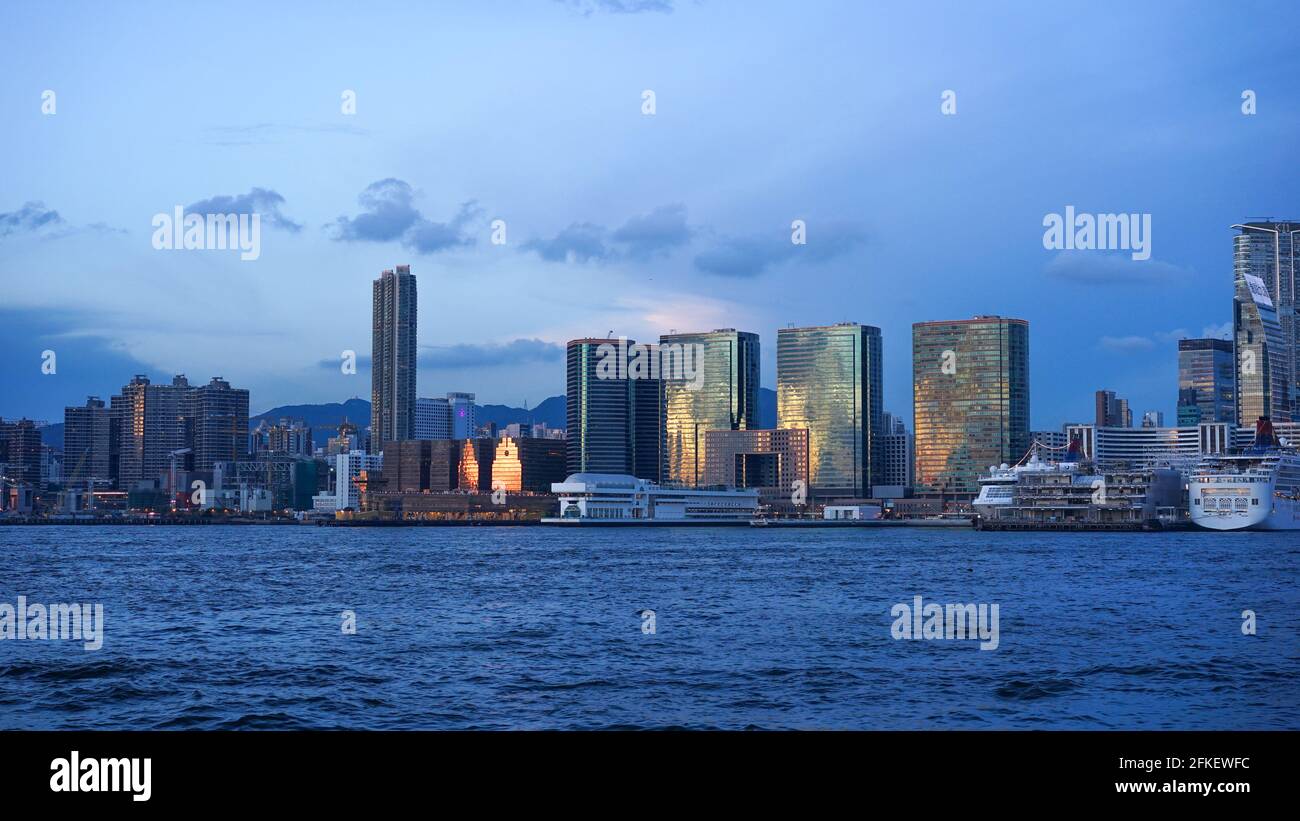 Vue sur le coucher du soleil à Hong Kong, dans le quartier de Kow Loon, dans le quartier central de Hong Kong. Port de Victoria. Rédactionnel Banque D'Images