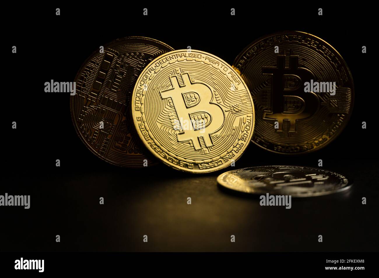 modèle de pièce de monnaie en métal doré pour le financement de crypto-monnaie sur fond noir Banque D'Images
