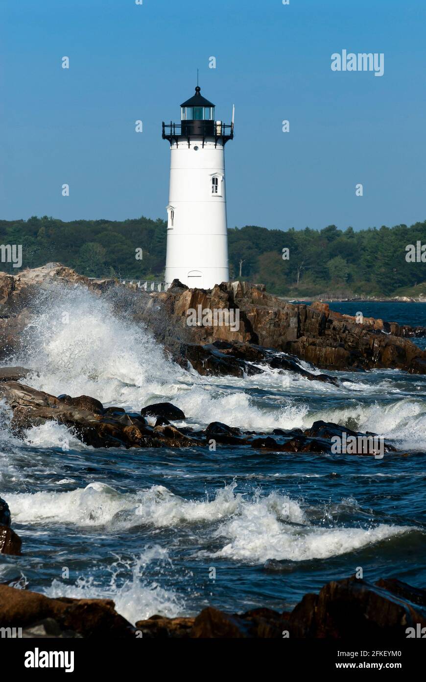 De grandes vagues se brisent sur le rivage rocheux près du phare de Portsmouth Harbour, également connu sous le nom de fort Constitution Light, dans la côte du New Hampshire. C'est un favori Banque D'Images