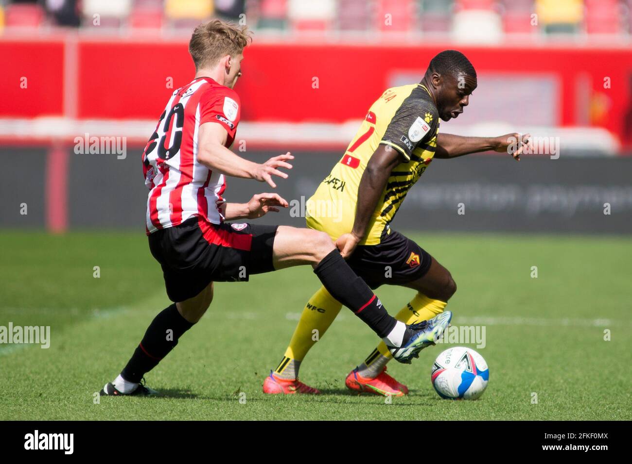 LONDRES, ROYAUME-UNI. 1ER MAI Ken Sema de Watford contrôle le ballon lors du match de championnat Sky Bet entre Brentford et Watford au stade communautaire de Brentford, Brentford, le samedi 1er mai 2021. (Credit: Federico Maranesi | MI News) Credit: MI News & Sport /Alay Live News Banque D'Images