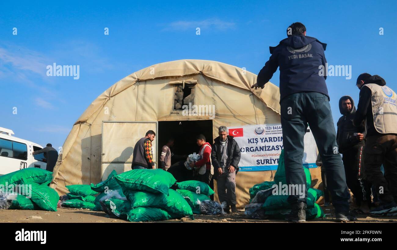 Les organisations de secours fournissent une aide d'hiver aux réfugiés syriens. Un travailleur de l'aide humanitaire fournit de l'aide aux nécessiteux Banque D'Images