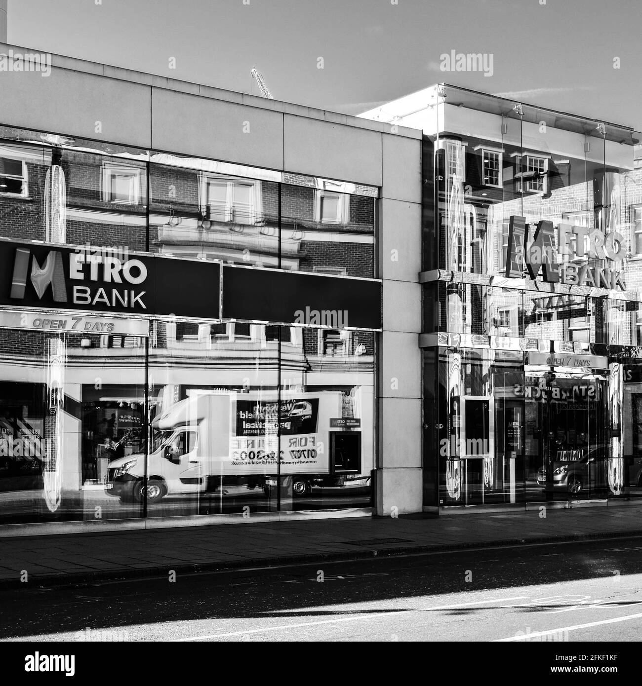 Kingston upon Thames, Londres, Royaume-Uni, avril 2021, Modern Building Exterior High Street Metro Bank with No People Banque D'Images